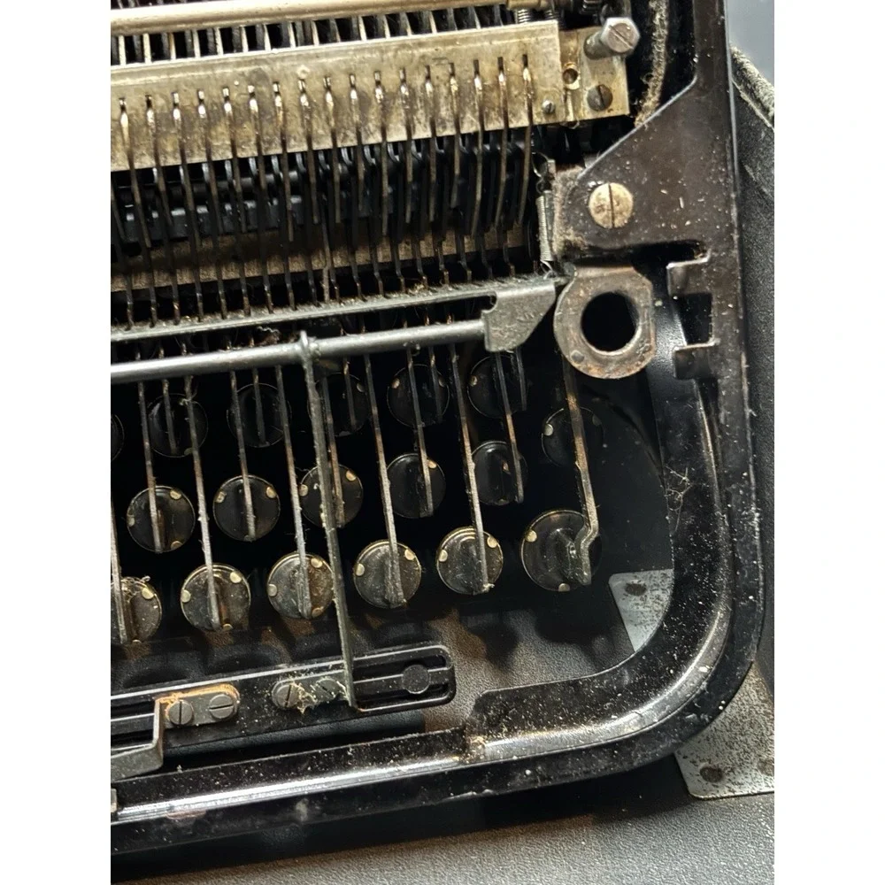 Antique Portable Underwood Manual Typewriter w/ Hard Carry Case